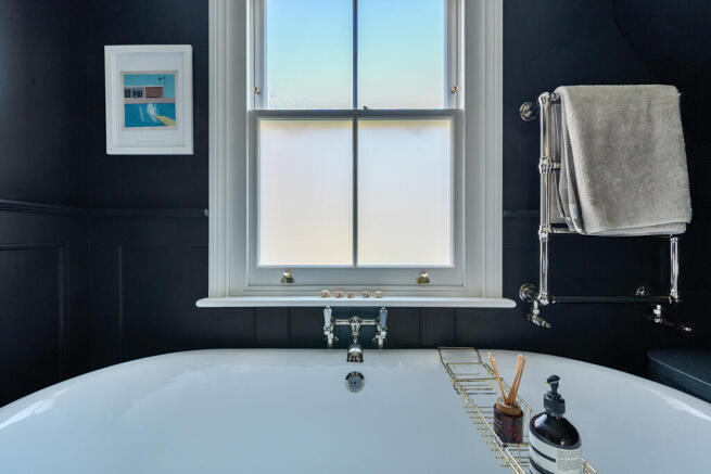 Brunswick Crescent, London, Greater London, N11 photo 4