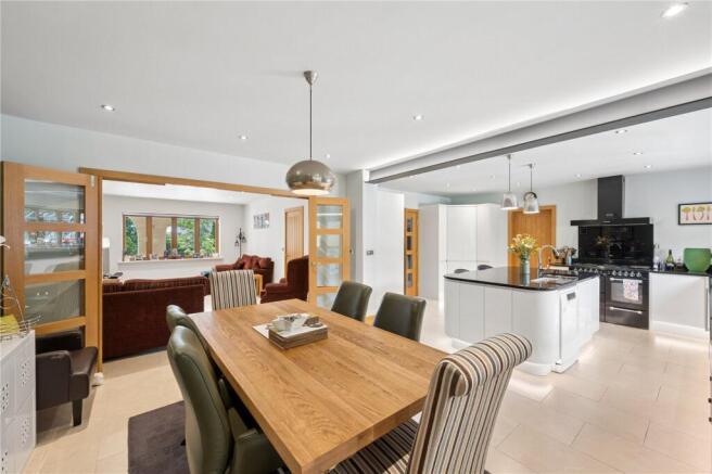 6 bed Detached for sale Image 6