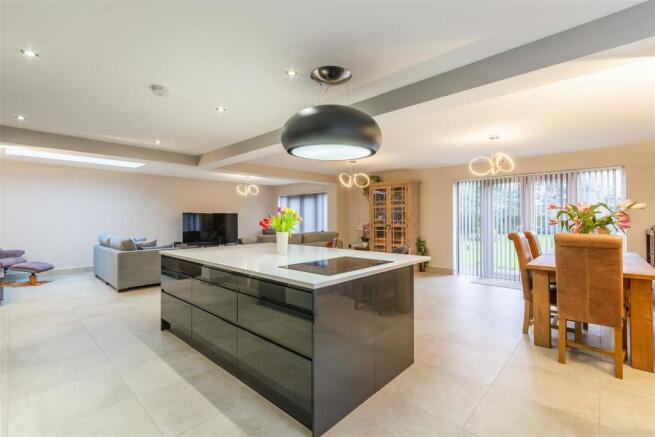 Open Plan Living/Dining Kitchen