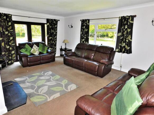 LIVING ROOM 2.JPG