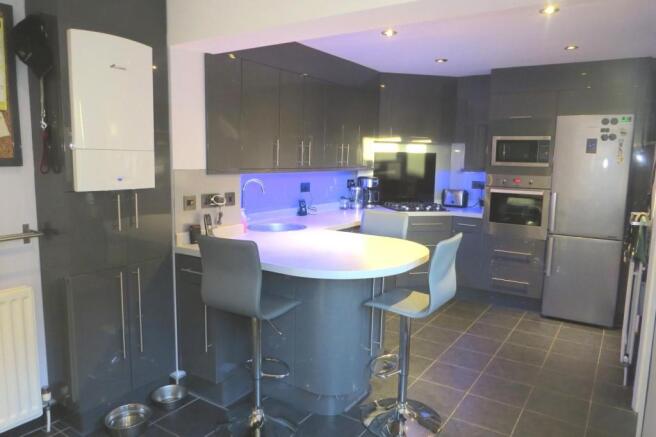 BREAKFASTING KITCHEN