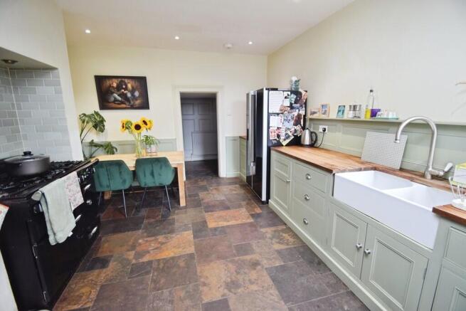 5 bed Semi-Detached for sale Image 4