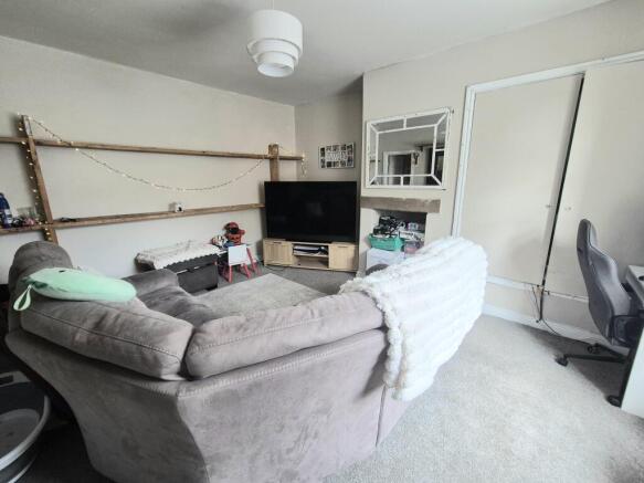2 bed Terraced to rent Image 6