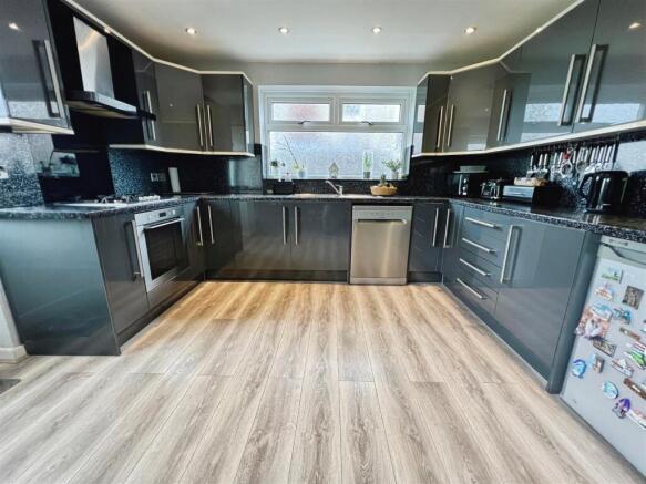 5 bed Semi-Detached for sale Image 6