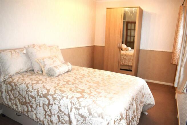 bedroom 1n.JPG