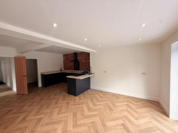 4 bed Bungalow to rent Image 4