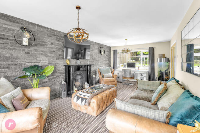 Lounge / Dining Area