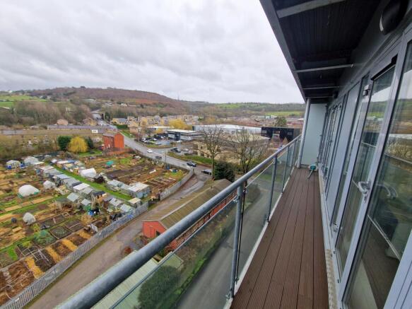3 bed Flat to rent Image 5