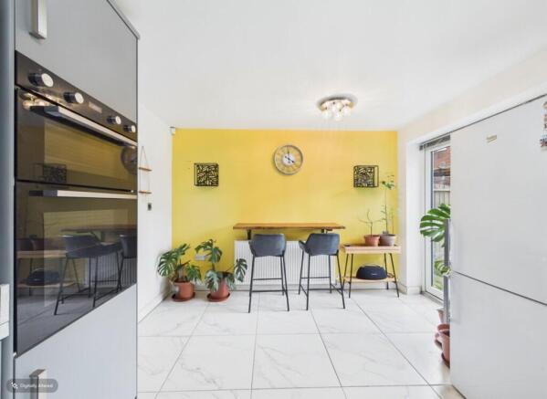 3 bed Town House for sale Image 5