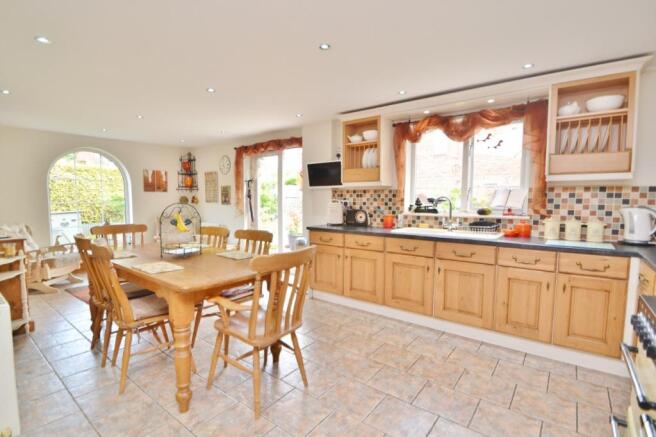 kitchen / breakfast 