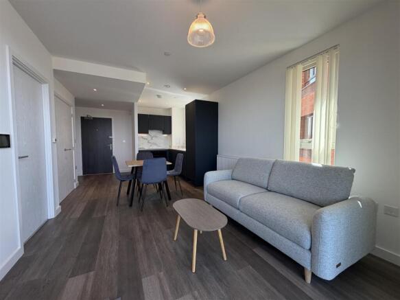 Living Room pic 4.jpeg