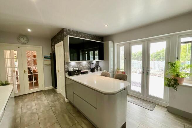 4 bed Detached for sale Image 11