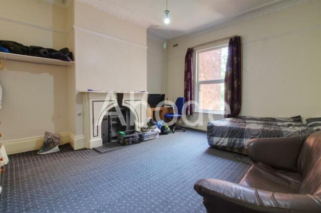 8 bed House to rent Image 4