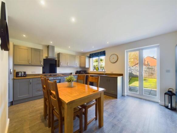 KITCHEN/DINING ROOM