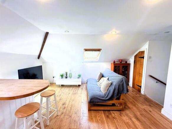 OPEN PLAN LIVING AREA