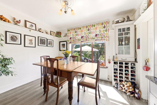 5 bed Detached for sale Image 8