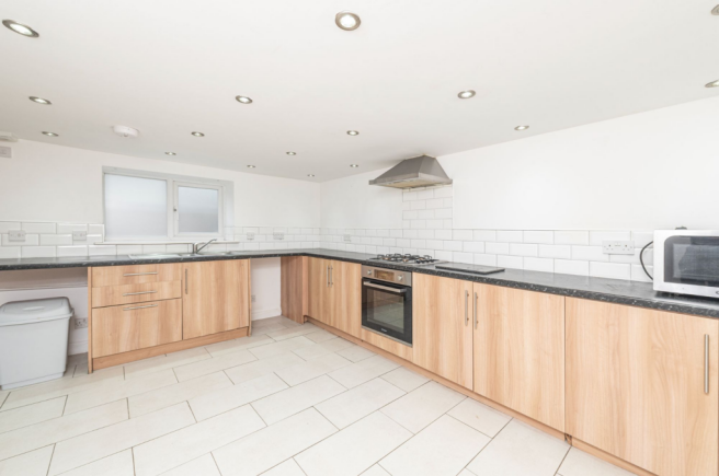 2 bed Terraced to rent Image 5