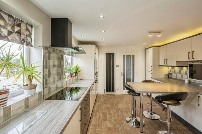 4 bed Detached for sale Image 5