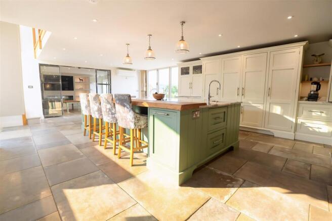 5 bed Detached for sale Image 7