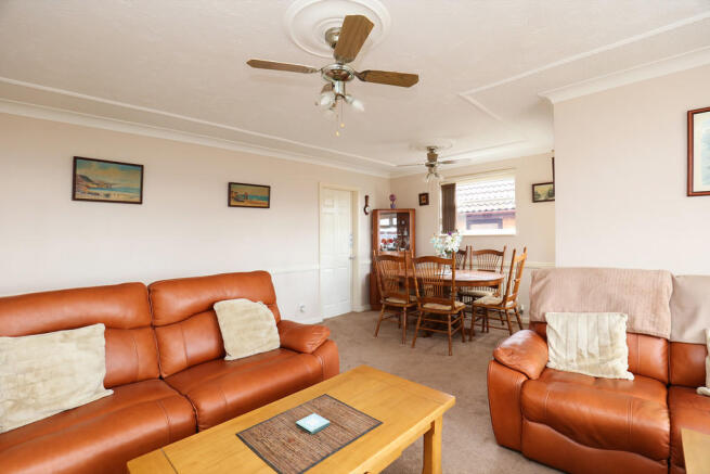 Lounge / Dining R...