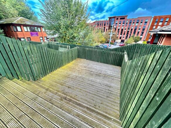 4 bed House to rent Image 11
