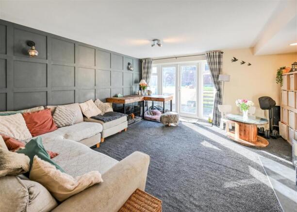 30 Bromley Gardens-17.jpg