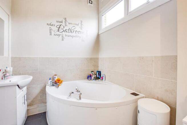5 Mole Run Bathroom.jpg