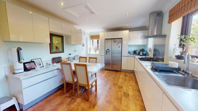4 bed Detached for sale Image 4
