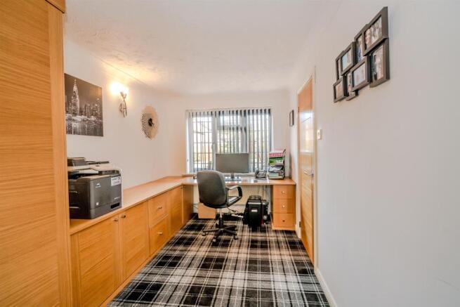 Albany Drive, Cannock, WS122GQ-13.jpg