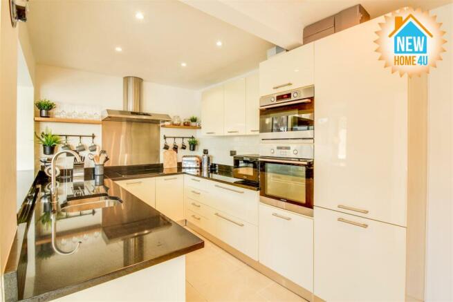 KITCHEN/ DINING:
