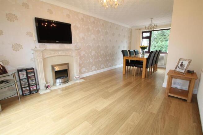 OPEN PLAN LOUNGE/DINING ROOM