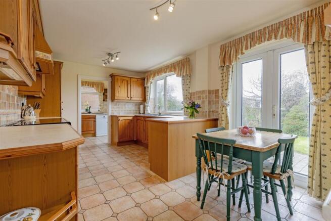 Kitchen/ Breakfast Room