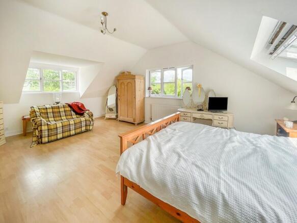 4 bed Detached for sale Image 11