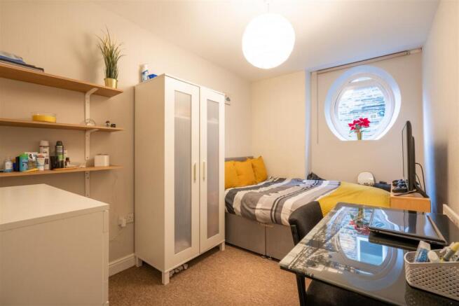6 bed House to rent Image 5