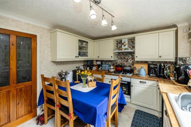 4 bed Detached for sale Image 8