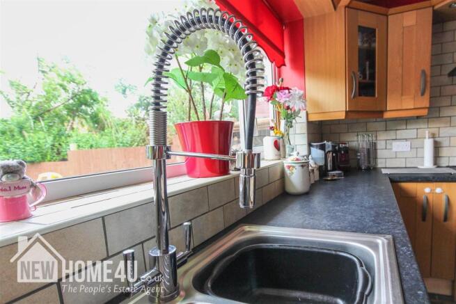 KITCHEN/ DINING: