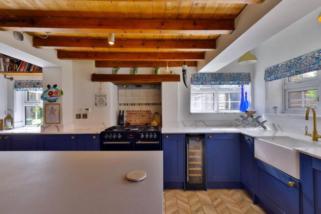 4 bed Detached for sale Image 9
