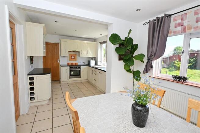 Kitchen/ Dining room