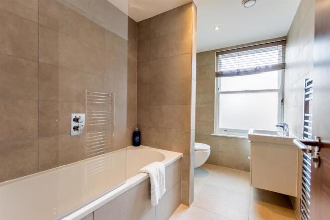 2 bed Apartment to rent Image 4