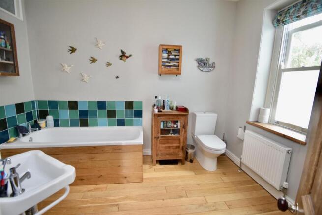 FAMILY BATH/SHOWER ROOM