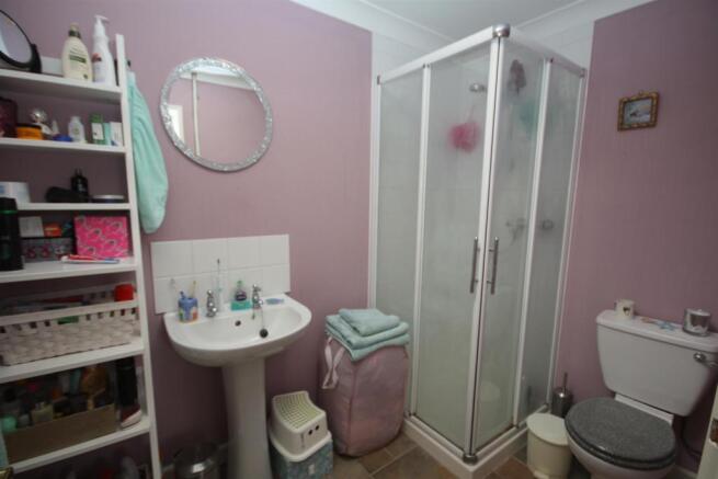 EN-SUITE SHOWER ROOM