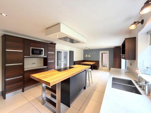 5 bed Detached to rent Image 11