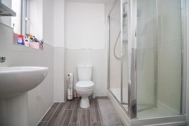 EN-SUITE SHOWER ROOM