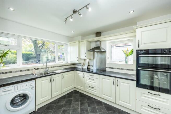 4 bed House for sale Image 11
