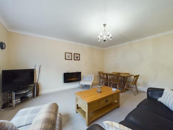 2 bed Flat for sale Image 4