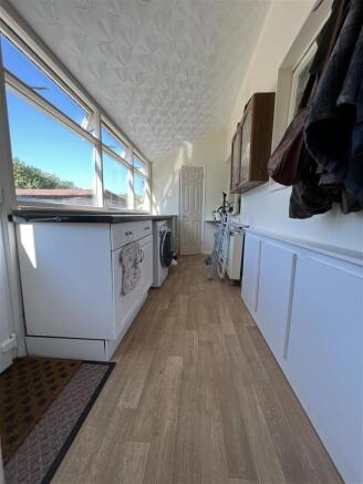 4 Ashley Way utility room.JPG