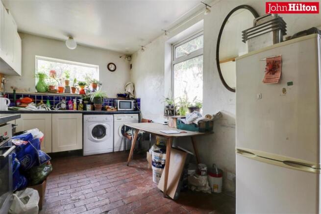 965. Kitchen (2).jpg