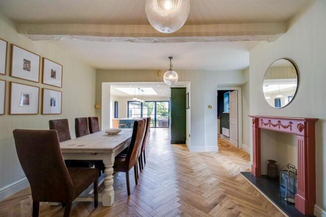 5 bed Detached for sale Image 10