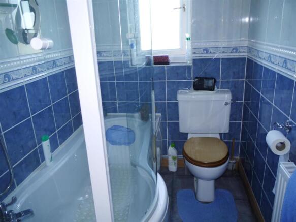 EN-SUITE BATHROOM