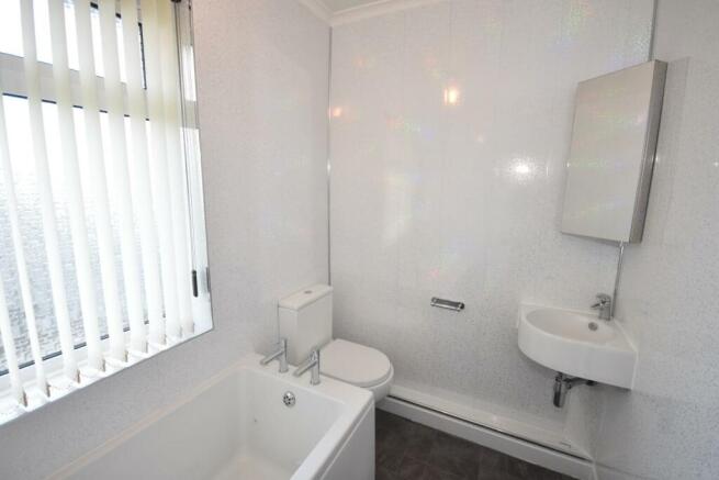 BATHROOM 01.JPG